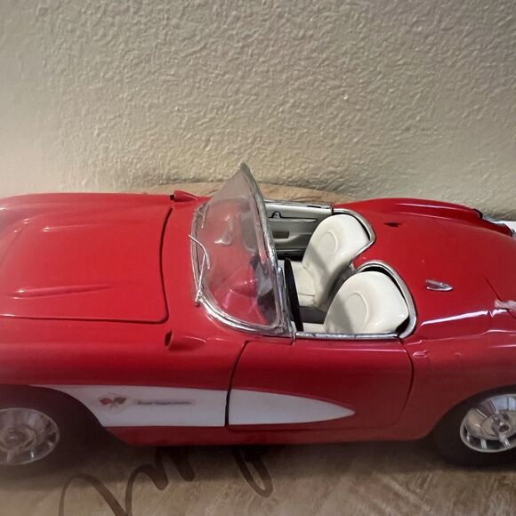 Road Tough 1957 Chevrolet Corvette Convertible Die Cast Metal 1:18 92018 - Picture 10 of 16